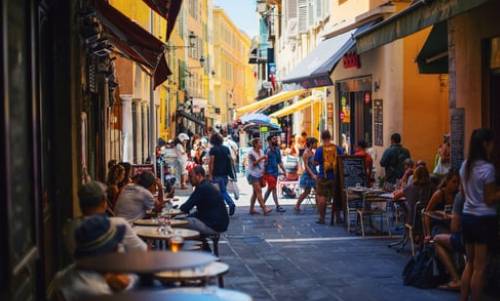 Walking Cities, Watching People